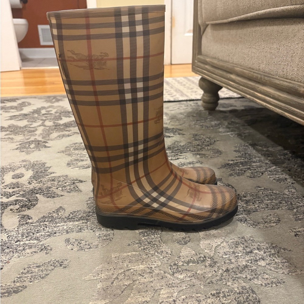 Burberry Haymarket Check Pattern Rubber Rain Boots size 39 8 1/2 or 9.
